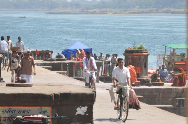 Akshay Kumar and Radhika Apte shoot for a song in Maheshwar for PadMan