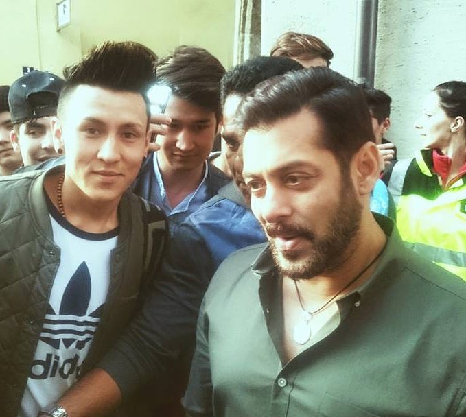 Salman Khan with a fan in Austria - Tiger Zinda Hai