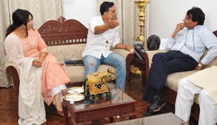 Akshay Kumar discuss with Suresh Prabhu