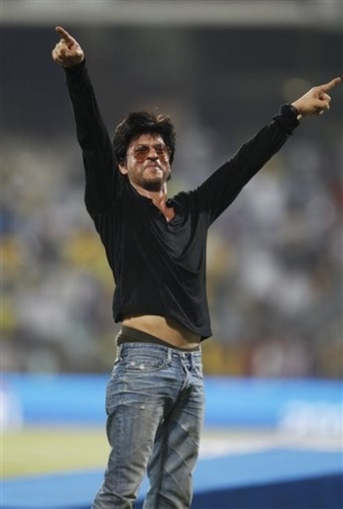 Shahrukh Khan raises his arms in victory