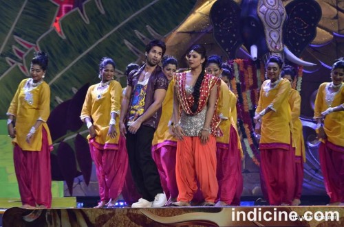 Shahid Kapoor with Priyanka Chopra (Photo)