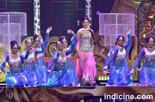 Priyanka Chopra performs on stage (Pic)
