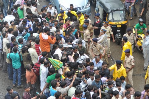 Amitabh Bachchan was caught in the crowd too!