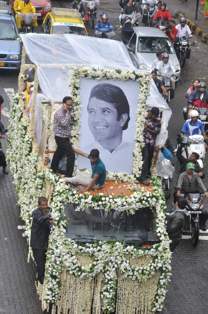Rajesh Khanna laid to rest
