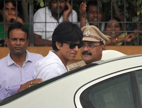 Shahrukh Khan leaves after paying tribute to Rajesh Khanna