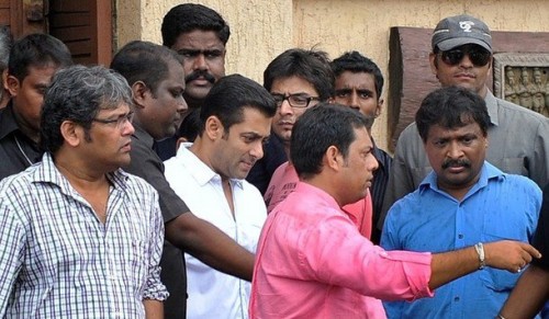 Salman Khan leaves after paying tribute to Rajesh Khanna