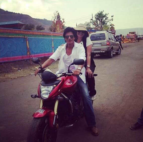 Shahrukh Khan rides a bike - Chennai Express