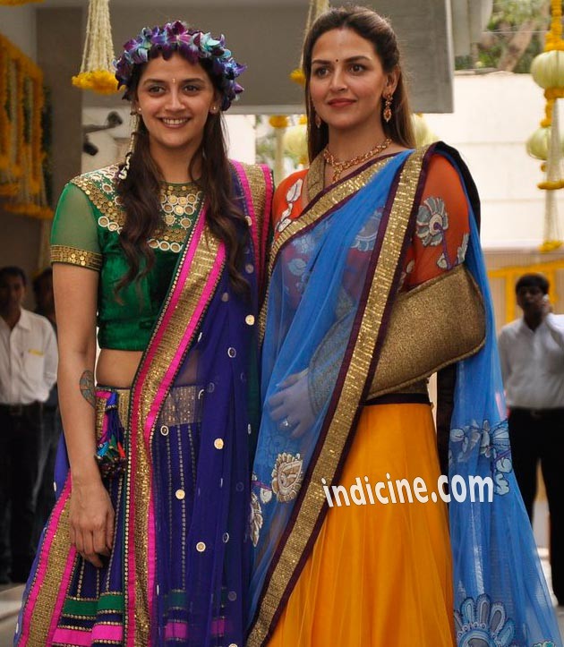 Esha Deol with sister Ahana Deol at Mehendi ceremony