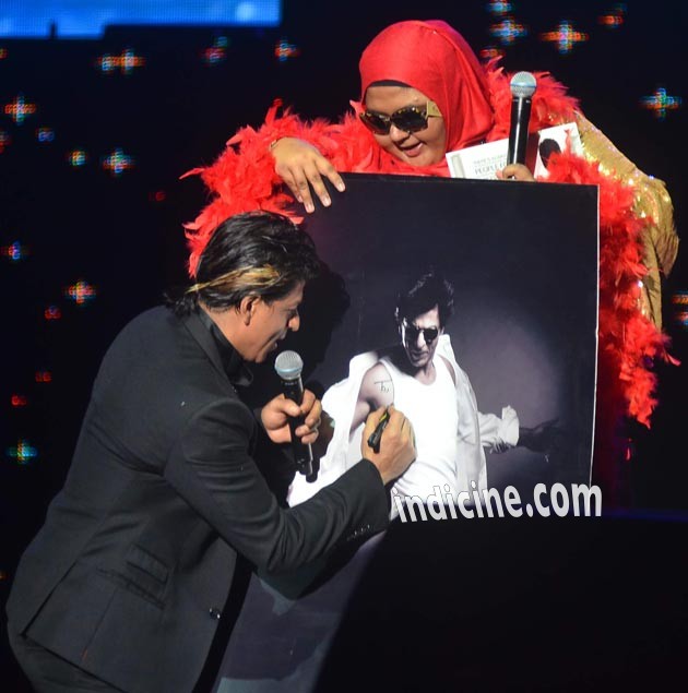 SRK with a fan on the stage for Temptation Reloaded 2014 Malaysia
