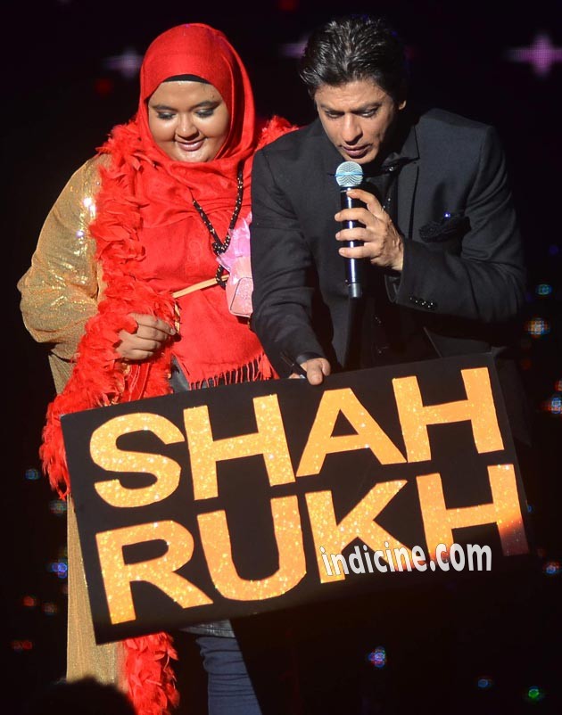 Shahrukh Khan with a fan in Malaysia
