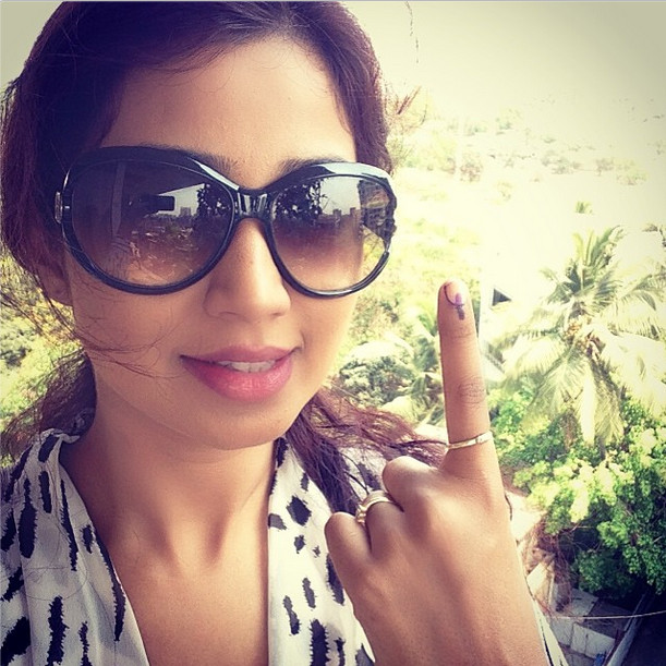 Shreya Ghoshal casts her vote