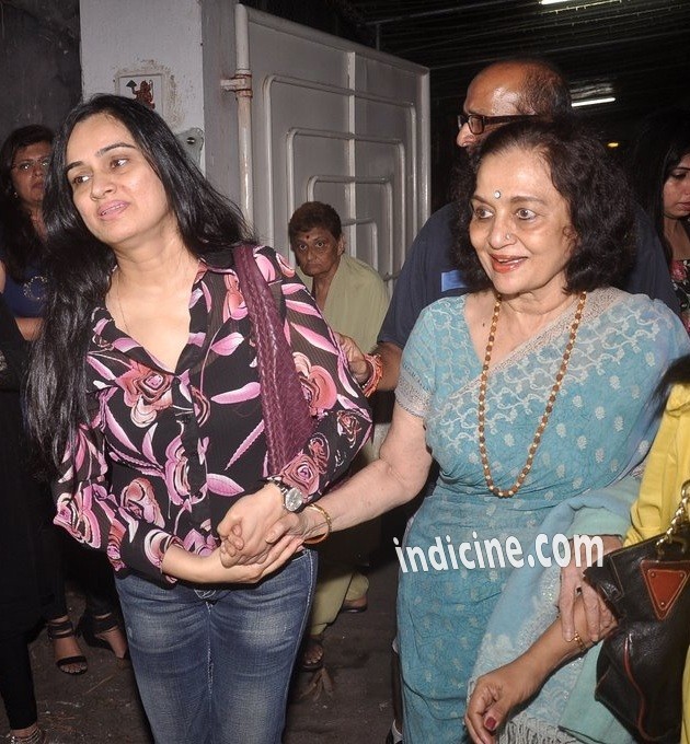 Padmini Kolhapure with Asha Parekh