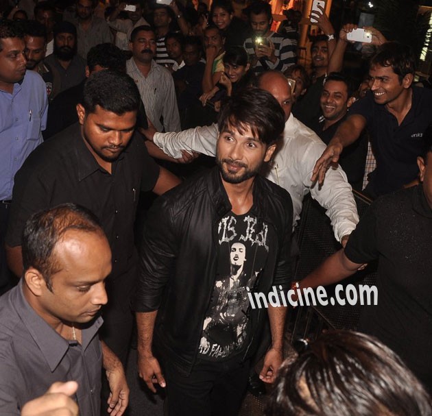Shahid Kapoor at Haider song launch with Flash mob