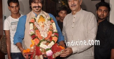 Vivek Oberoi with father Suresh Oberoi at Ganpati Visarjan