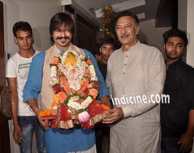 Vivek Oberoi with father Suresh Oberoi at Ganpati Visarjan
