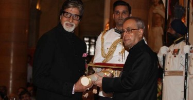 Amitabh Bachchan receiving Padma Vibhushan from President Pranab Mukherjee at Rashtrapati Bhawan