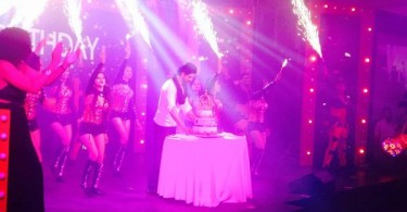 SRK cuts his 50th birthday cake