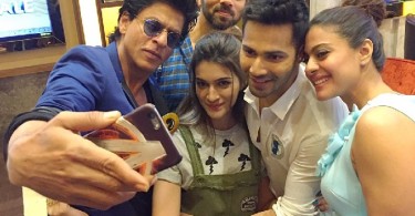 SRK selife with Dilwale Team