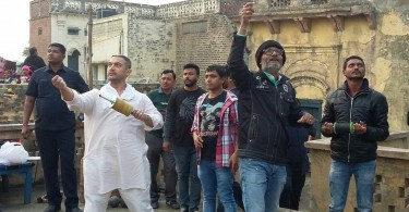 Aamir Khan celebrates Makar Sankranti with a cast around his left ankle