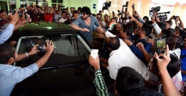 SRK at Bhuj Airport for Raees Shooting