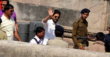 Shahrukh Khan waves to the fans