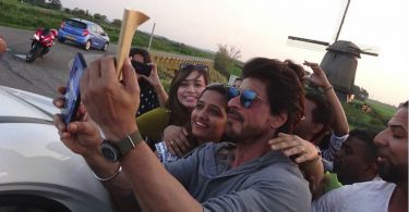 Shahrukh Khan Selfie with Fans